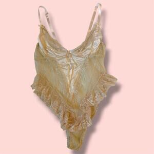 Stunning delicates vintage peach colored high leg Lace teddy with ruffles